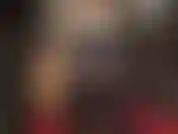 Con indosso abiti in pelle, stivali alti e lucidi e strapon da amante del culto.