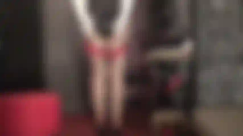 Edge per il culo e le gambe della padrona: calze autoreggenti sexy, il culo irresistibile della padrona e le sue mani guantate sul tuo cazzo.