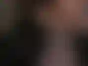 La padrona ti stuzzica con saliva, guanti di lattice e movimenti a scatti nella tua bocca. Mmmm gustosa... Bevi la mia saliva e il tuo sperma.