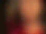 Con piedi e culo in collant color sabbia lucido, in un body in perizoma in pvc lucido, che ti piacerebbe strofinare dappertutto.