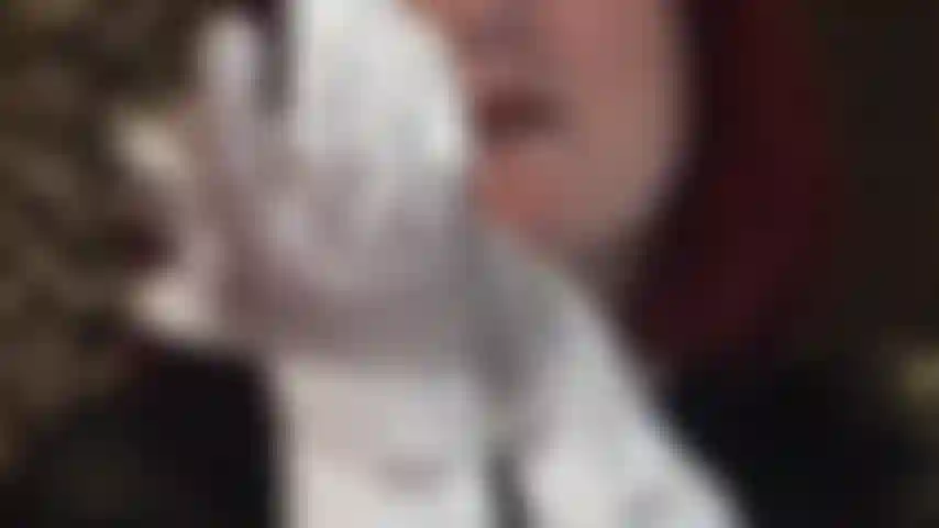 I guanti di raso sono il tuo punto debole: desideri sentire queste mani morbide e setose sulle tue parti intime, avvolte intorno al tuo cazzo e ai tuoi testicoli e che stuzzicano il tuo ano...