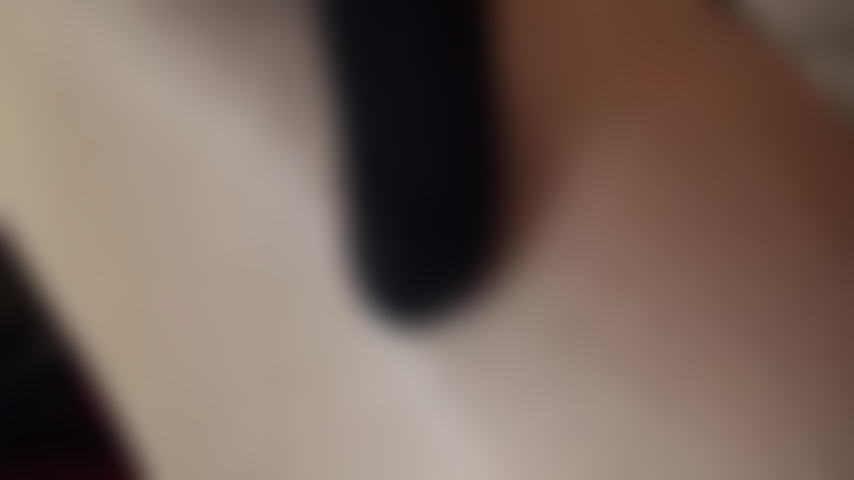 L'adorazione dei collant marroni lucidi porta al pegging con i 20 centimetri neri della padrona. Lei sta prendendo la tua bella boccuccia da femminuccia e ha un altro cazzo nero con cui riempire la tua figa da ragazzo.