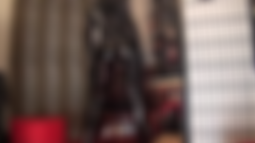 La perfezione della tuta in vinile nero: la signora vivian mostra le sue curve splendenti e perfette.