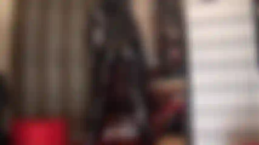 La perfezione della tuta in vinile nero: la signora vivian mostra le sue curve splendenti e perfette.