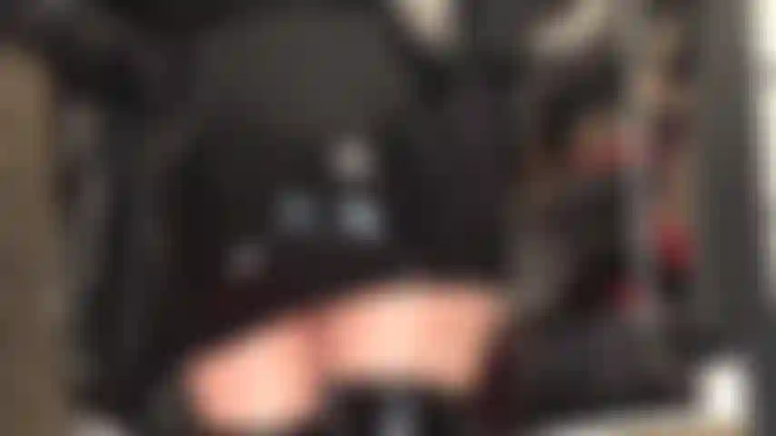 Ammira lo straordinario culo della mia padrona nel suo scintillante e attillato mini abito di gomma nera.