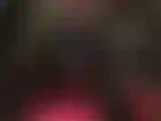 Una dea dello strapon in una tuta attillata in spandex nero e stivali alti fino alla coscia, che accarezza il suo strapon più piccolo da 8 pollici.