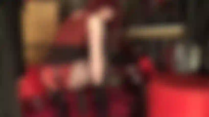 Mistress vivian, la tua dea del nylon, si accovaccia, spinge e munge il suo enorme cazzo di gomma nera. Le lunghe gambe ricoperte di collant sono fantastiche, abbinate a tacchi a spillo extra alti.