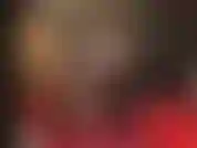 Che si esibisce a piedi nudi, con delle calze sexy in pizzo nero e calpestando un dildo bianco con delle décolleté peeptoe sexy.