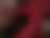 Che mi stuzzica con la lingua e mi accarezza con i tacchi rossi e i guanti di lattice rosso.