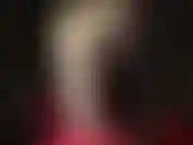 Indosso un abito bianco in lattice, guanti e strati coordinati di collant bianchi lucidi con tacchi.