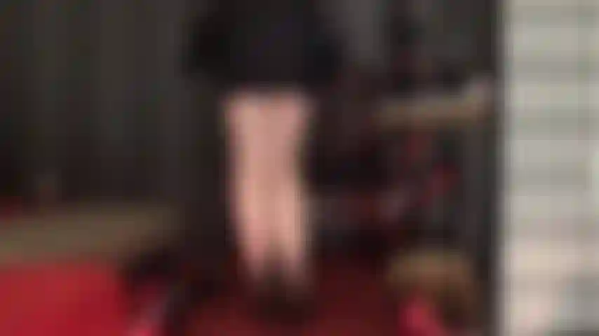 Che adora il culo in lingerie di pizzo nero e collant color carne con cuciture, provocante: quando la gonna si alza, la padrona rivela il suo grazioso orsacchiotto di pizzo, facendoti desiderare il suo culo sulla tua faccia.