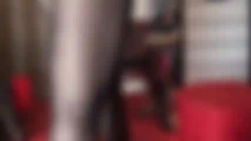 I collant sexy con le cuciture sono la più grande tentazione per gli amanti del nylon. Insieme alla sua bellissima padrona di collant indossa un corsetto di pelle e guanti.