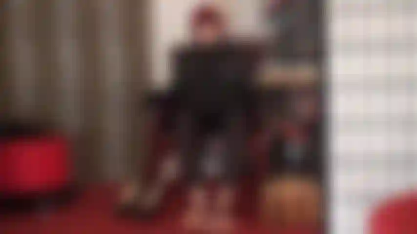 I piedi sono il tuo punto debole. Ti distruggeranno - iniziando con i piedi in collant marroni, la padrona vivian abusa del tuo inutile cazzo calciando e calpestando con calze di nylon e piedi nudi, adorazione del culo in tuta inclusa.