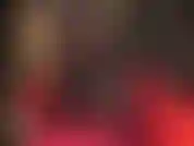 Con delle calze a rete nere con cuciture su collant neri, abbinate a stivali neri in pelle alti fino al ginocchio.