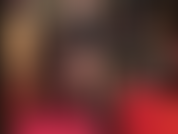 I collant si sfilano per rivelare la perfetta pelle nuda della padrona, le sue lunghe gambe e i suoi piedi morbidi e sexy, pronti per essere adorati.