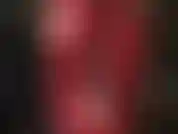 Indosso leggings rosso metallizzato lucido, adoro il mio culo con un enorme strap-on bianco e mi accarezzo il mio grosso cazzo da dietro.