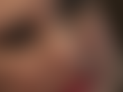 Una provocazione erotica per il tuo cazzo con guanti di lattice lucido e i miei occhi e labbra sexy in rosso e marrone scuro lucido. Sensuale, ipnotica, irresistibile.