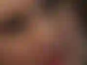 Una provocazione erotica per il tuo cazzo con guanti di lattice lucido e i miei occhi e labbra sexy in rosso e marrone scuro lucido. Sensuale, ipnotica, irresistibile.