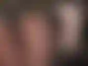 Il fantastico sedere rotondo della padrona in collant marrone opaco e pantaloncini neri deve essere adorato.