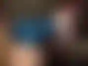 Adoro il mio culo caldo rivestito di lattice blu e i miei collant color carne lucidi.