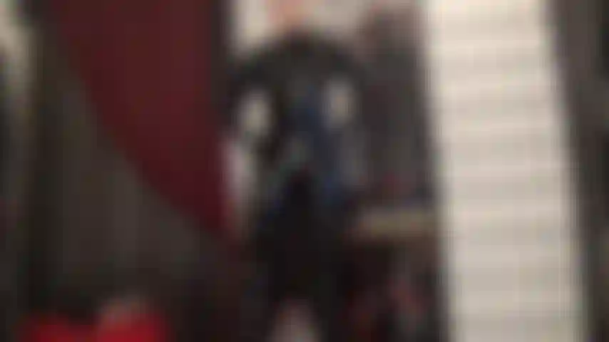 Sei un insetto dentro questa tuta attillata e lucida in pvc. La padrona ti sente strisciare in giro esplorando le sue curve, cercando disperatamente di trovare una via d'uscita.