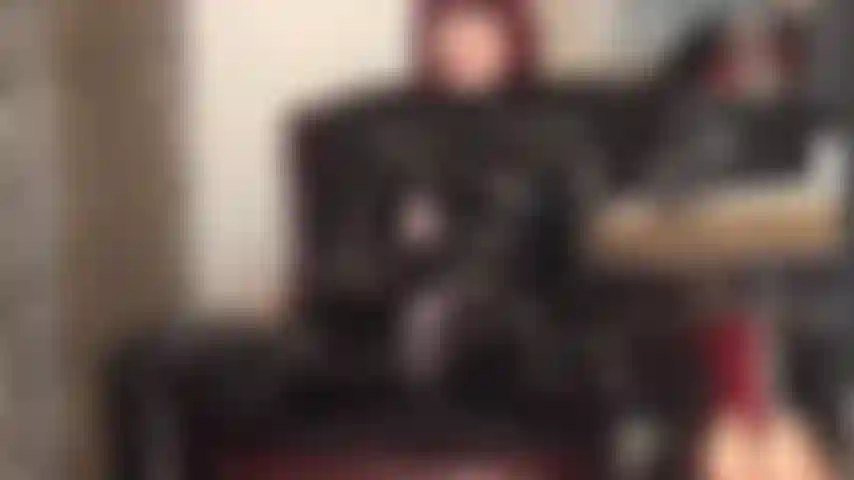 Dominatrice fetish in tuta di pvc con uno strap-on spesso e carnoso: non vieni a succhiare il gustoso carico dal mio grosso cazzo?!