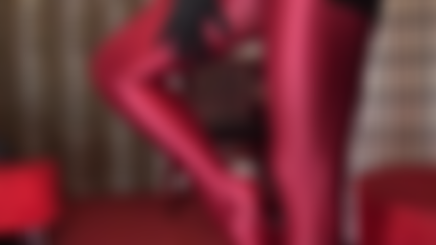 Collant rosso lucido in lycra: il tuo piccolo cazzo è eccitato e gocciolante mentre la padrona vivian ti stuzzica con le sue gambe e i suoi piedi lucidi.