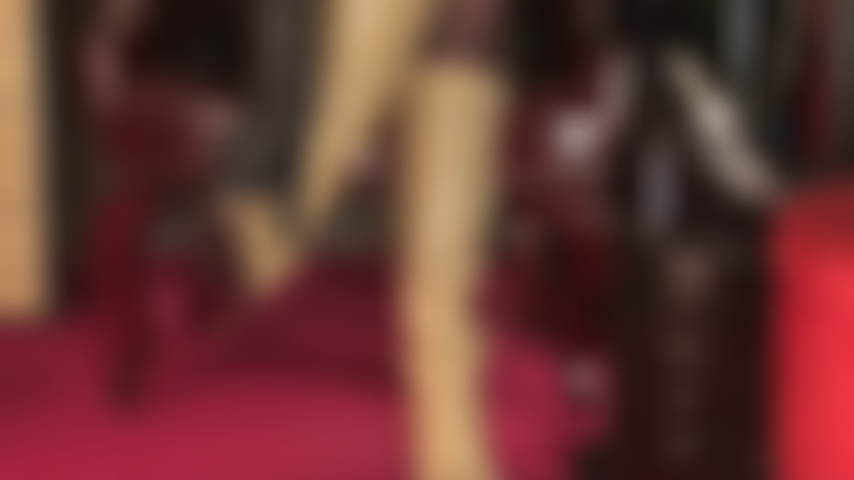 Adoro gli stivali di pelle marrone chiaro: la padrona ha il suo schiavo degli stivali proprio dove deve stare. Inginocchiati ai miei piedi e ammira ogni centimetro dei miei stivali al ginocchio.