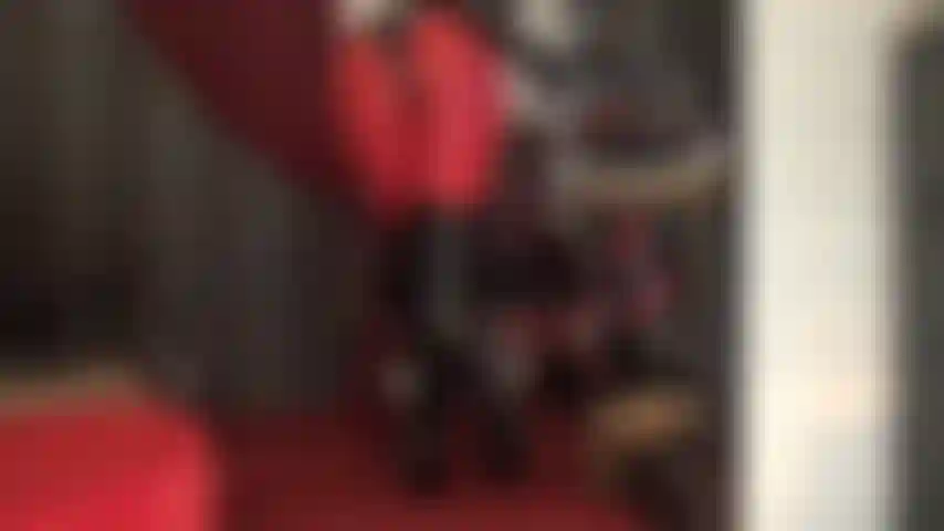 La padrona mette alla prova la tua resistenza mentre ti fa masturbare il cazzo nel suo culo indossando diversi abiti: pantaloni rossi e body in pvc con stivali lunghi, collant e senza veli con una minigonna attillata e tacchi a spillo.