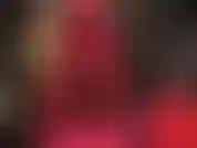 Feticista dei leggings rossi attillati, adoratrice del culo, delle gambe e dei tacchi alti neri e rossi sexy.