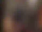 Adoro il culo con la gonna in lycra e i lucidi collant con la parte superiore in pizzo a strati.