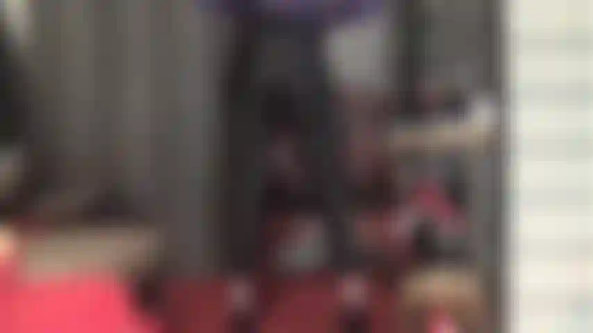 Il mio culo e le mie gambe ti rendono debole: leggings neri in spandex, un paio di calci in faccia con le scarpe della padrona, seguiti dall'adorazione di collant e mutandine di pizzo viola.