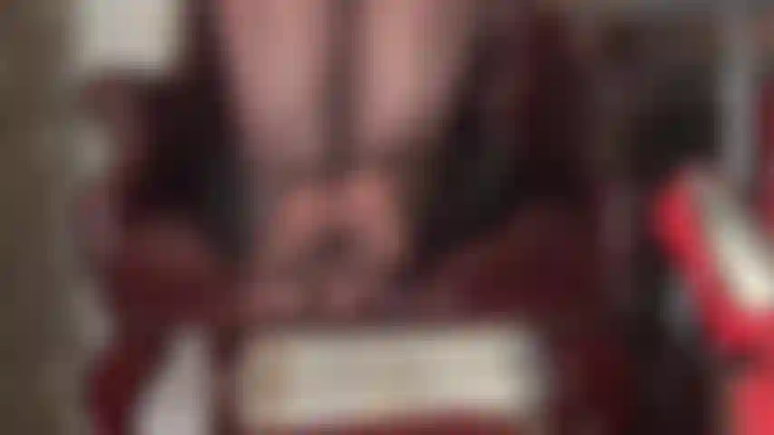 Adoro i piedi indossando calze di nylon cucite e nuda con un footjob su un dildo non tagliato.