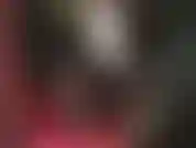 La signora vivian indossa una graziosa camicetta bianca in raso di seta e un corsetto in vita che mette in mostra le sue curve meravigliose. Aggiunge anche un grande strapon bianco sotto la gonna per farti adorare.