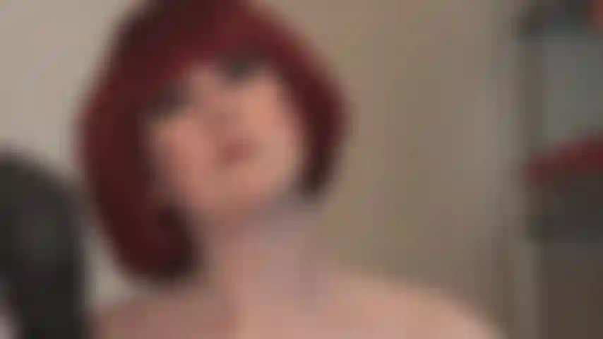 Feticista della pettinatura dei capelli: la sua parrucca preferita, un caschetto rosso acceso, e ami guardarla mentre la pettina.