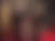 Una dea sensuale e ipnotica in lattice, con guanti neri lucidi, top, collant velati e scarpe con tacco a spillo metalliche e lucide, che usa tutti i tuoi feticismi per stuzzicarti.