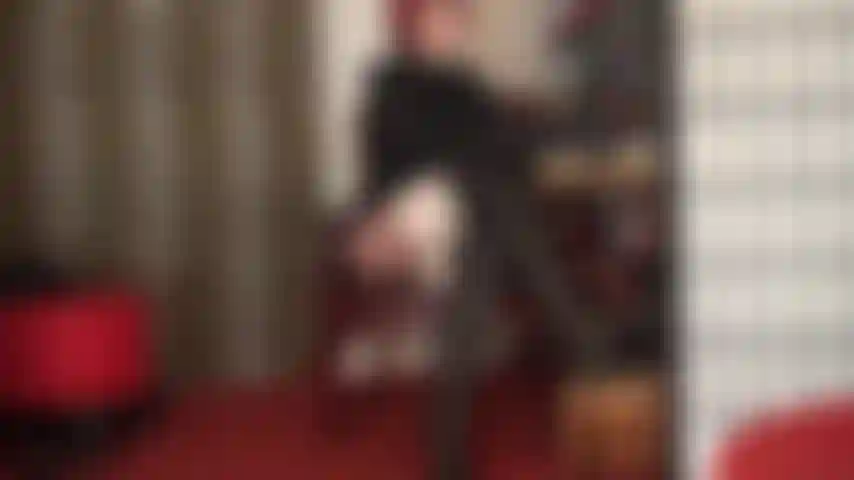 Dipendente dal mio culo e dalle mie gambe: dagli stivali di pelle nera abbinati a collant neri e calze bianche, agli stivaletti lucidi e agli shorts dorati metallizzati, la padrona alimenta la tua dipendenza dalle sue incredibili gambe e dal suo culo.