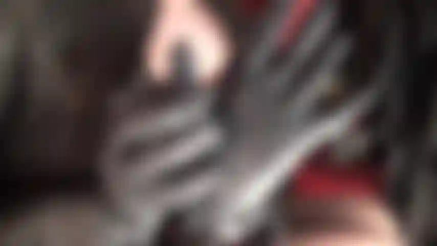 Un'indulgenza feticista per i guanti di pelle: adori un paio di meravigliosi e morbidi guanti di pelle corti, la padrona li indossa e li sfila, mettendoteli sulla tua bocca mentre inali l'inebriante aroma di pelle.