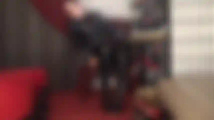 La puttana degli stivali di mistress vivian - non puoi immaginare un posto migliore dove stare che sotto gli stivali lucidi di vernice di mistress vivian. Per sentirli massaggiare, scalciare e calpestare il tuo inutile piccolo cazzo da schiavo. Per cui anche il suo delizioso sputo ti verrà nutrito direttamente dai suoi stivali.