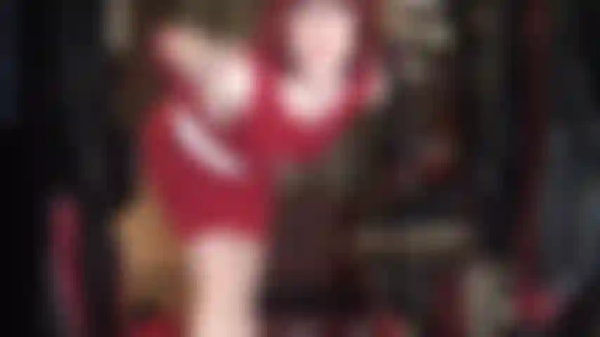 Seducente con collant color carne lucidi e vestito rosso: viste sexy del tassello in nylon e dei capezzoli della padrona.