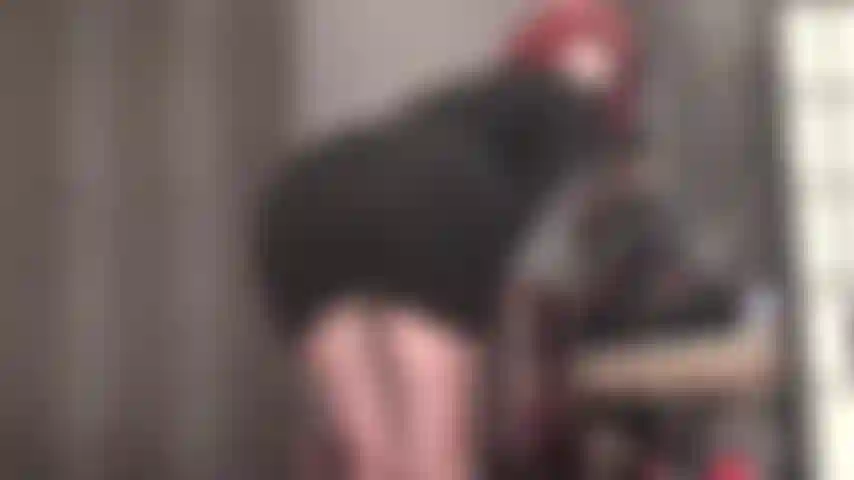 Viste sexy dello straordinario sedere della padrona vivian in collant neri trasparenti con cucitura posteriore rossa e nudo in perizoma di pizzo rosso.