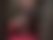 Con calze e giarrettiere in nylon nero, gambe sexy e tacchi alti in lattice.