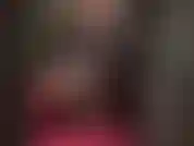 Con calze e giarrettiere in nylon nero, gambe sexy e tacchi alti in lattice.