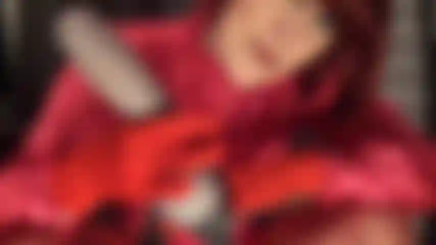 Con delle calze rosse sexy e uno strap-on: la padrona usa la tua bocca da sgualdrina per il suo piacere sessuale. Questo delizioso grosso cazzo dovrà andare molto in profondità nella tua gola oggi!