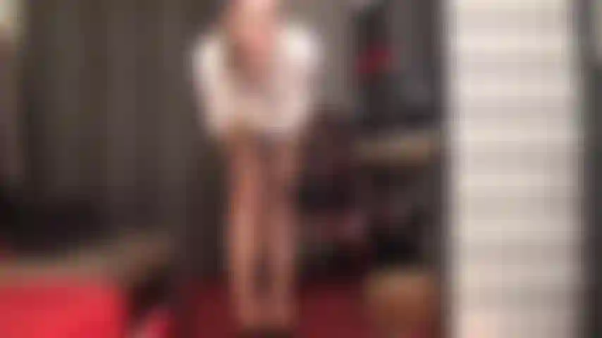 Sedotta dal tuo capo sexy e costretta a diventare la sua puttana, succhiandole il cazzo - dominazione con strapon in raso bianco liscio come la seta, gonna a tubino e calze a giarrettiera marroni vintage.