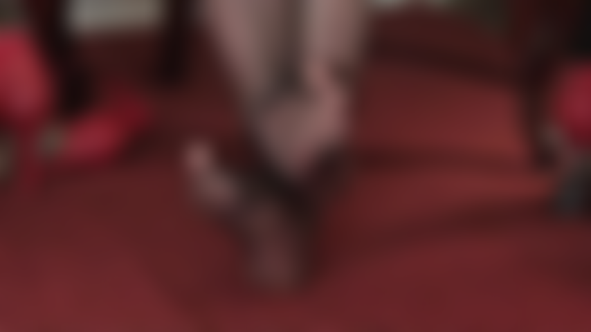 Collant neri velati con cuciture, adorazione dei piedi. Questi piedi sono fatti per essere adorati... Suole morbide, dita carine che si muovono delicatamente. Riesci a sentirne l'odore?