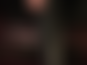 Feticista dei piedi casti: la padrona ha la chiave della gabbia del tuo pene sulla caviglia, proprio di fronte a te, mentre mi adori, annusi e lecchi i miei piedi con le calze di nylon strappate. Se solo potessi arrivare alle mie dita nude...