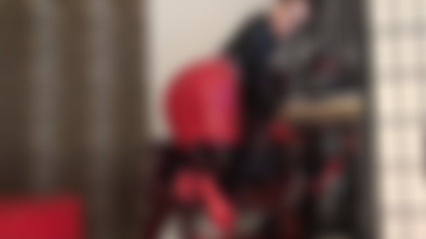 Con il mio perfetto culo in lattice in vista, inalo l'aroma dei miei piedi nelle calze di gomma.