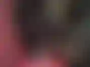 Gioco a sputare con guanti di lattice e un caldo vestito di gomma.