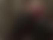 Adoro la mia gamba di collant allungata con le sue décolleté nere verniciate e la suola rossa.